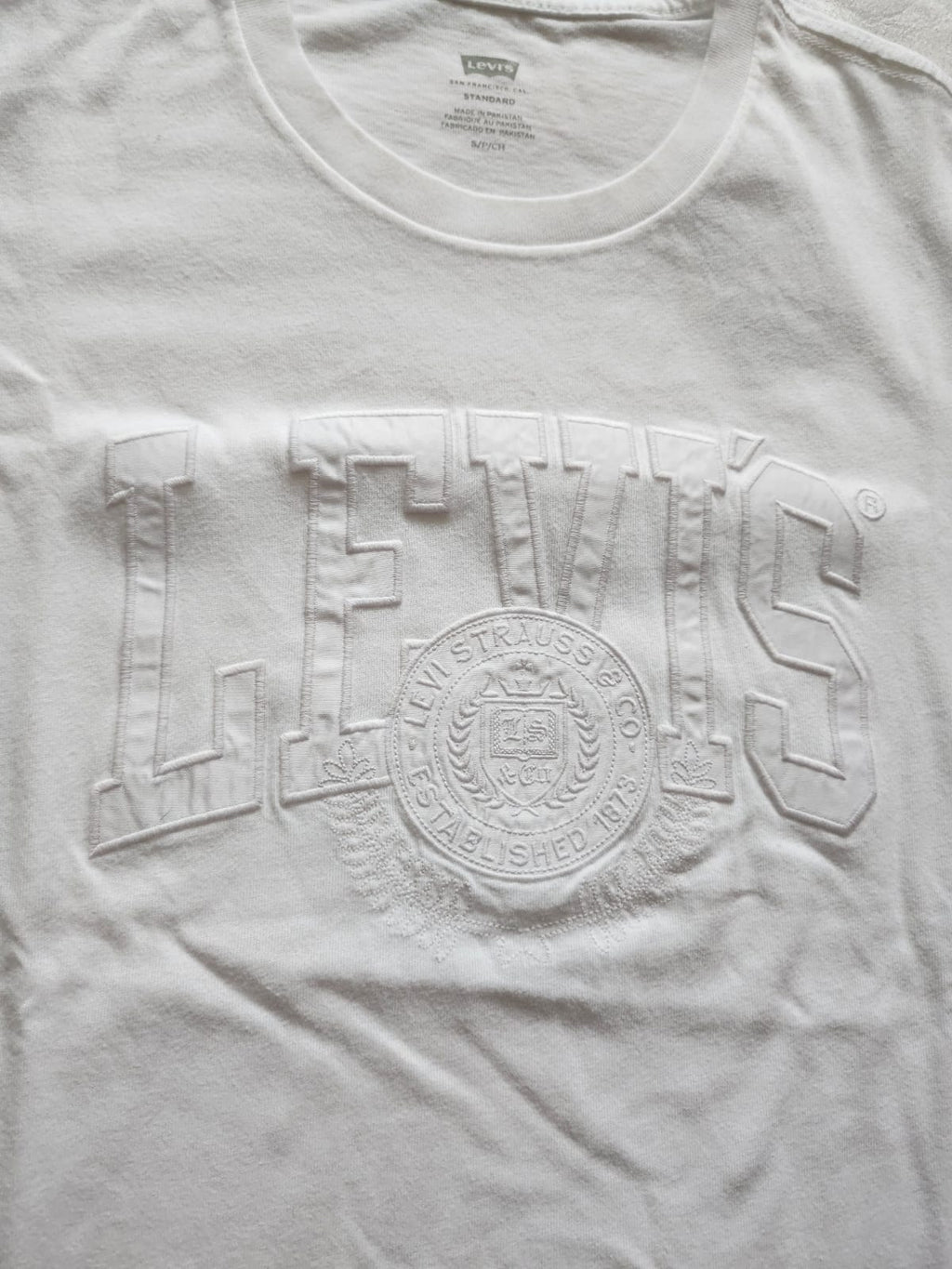 Camiseta Levi's con bordado
